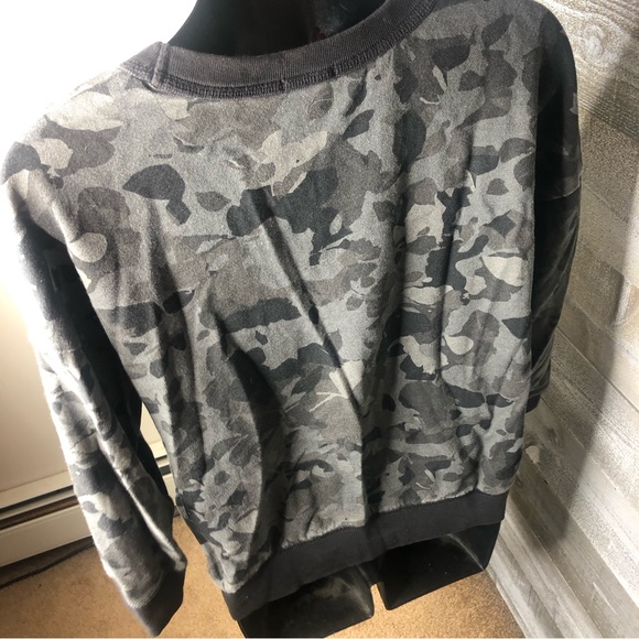 Gap dark grey camo crewneck sweater - Picture 2 of 3